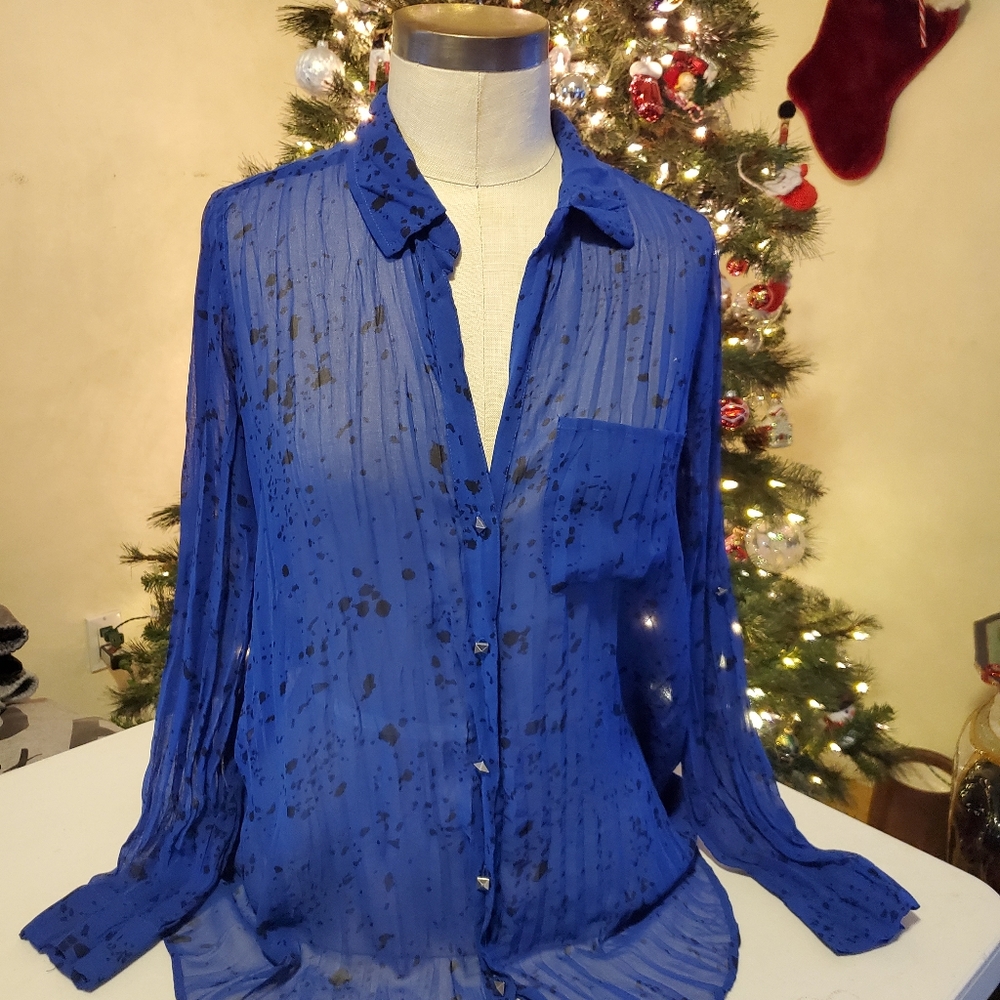 Rock & Republic Long sleeve Blue and black specks shirt.  Pewter buttons.